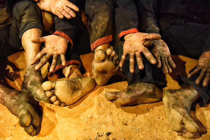 Trai bản chân trần nhảy trên đống lửa cầu may